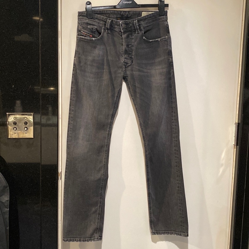 NWOT. Diesel Larkee straight leg jeans 30x30. True to size. Dark Gray.